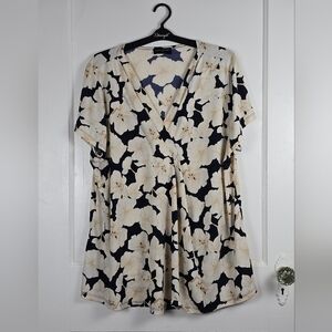 Lane Bryant Navy And White Hibiscus Print Knit Top 14/16